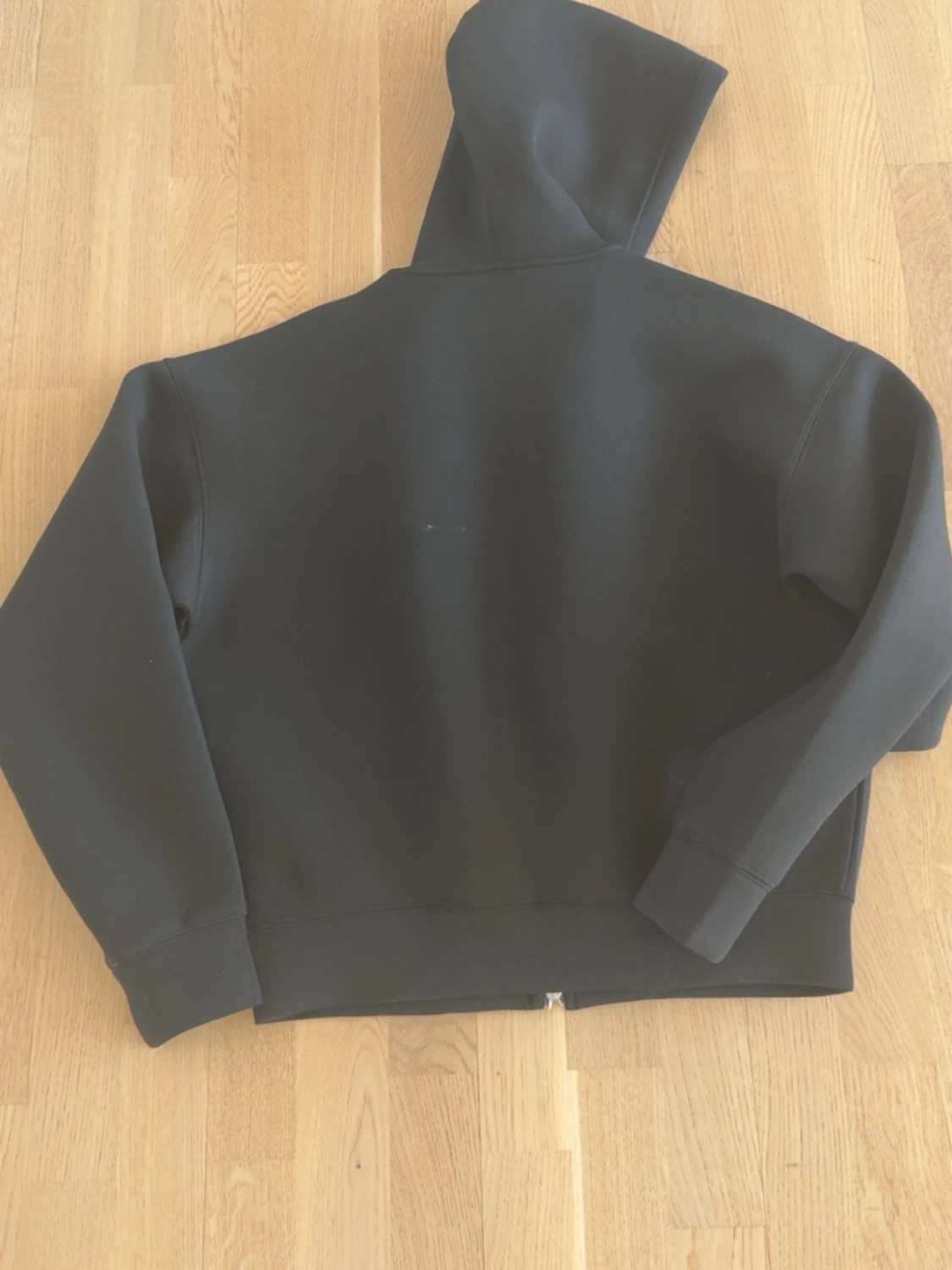 Svart hoodie med dragkedja från weekday - 1