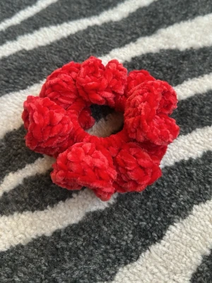 Röd fluffig scrunchie - Superfin scrunchie i rött chenillegarn. Den är fluffig och supercool detalj i håret.