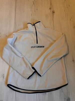 Polo  - Säljer nu min polo tröja från H&M. Använts fåtal gånger så är inprincip i ny skick. 