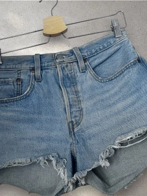Blå jeansshorts från Levis - Snygga blå jeansshorts med från Levis och klassisk femficksdesign. #shorts #levis