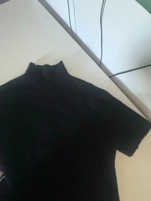 Stickad tröja  - Svart stickad tröja med krage från Gina tricot i storlek S. 