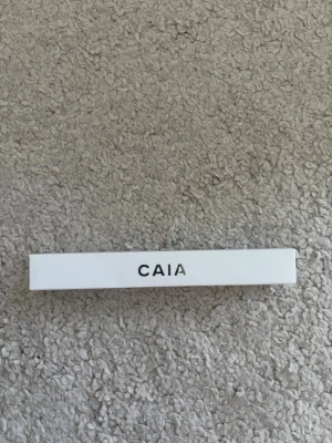 Oöppnad CAIA läpprimer Perfect Pout - Läppenna från CAIA i nyansen Perfect Pout. Kommer i en stilren vit förpackning med svart text. Perfekt för att definiera och forma läpparna med precision. Pennan är smidig att använda och passar till många olika looks.