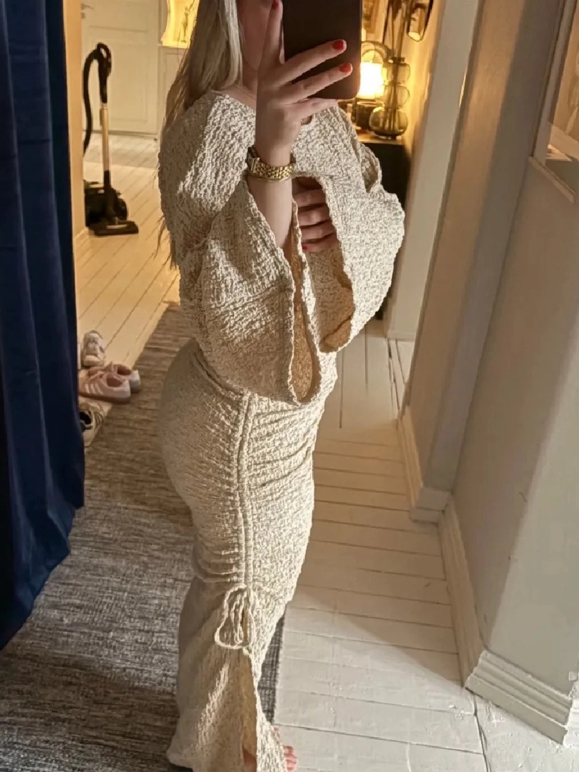 Beige långklänning med vida ärmar - 1