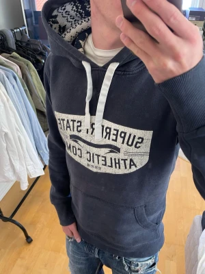 Vintage 2000s Superdry Hoodie (Limited edition) - Säljer nu denna sjukt snygga Vintage 2000s SuperDry hoodie! Passar till allt och har en perfekt passform. Säljs ej längre i butik och är därav mycket eftertraktad😊Storlek L på etiketten men passar M perfekt🙌  Skriv vid funderingar 🤝