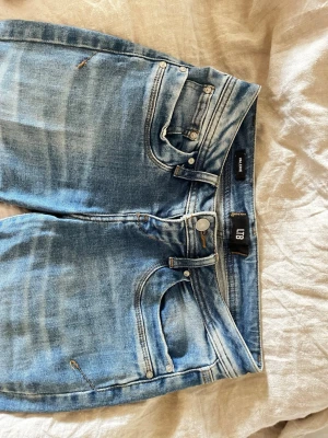 LTB Jeans - Säljer mina lågmidjade LTB jeans med tajt passform och bootcut! Köpta för något år sedan och är i bra skick.