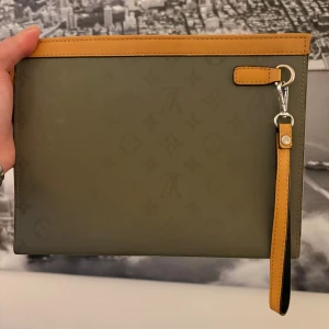 L*V** clutch väska - Snygg väska, i riktigt bra skick, unisex! 