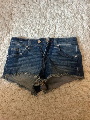 Shorts - Lågmidjade blå jeans shorts, super snygga!!