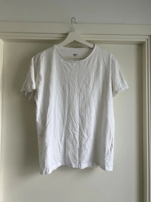 Vit basic t-shirt från lager 157 100% bomull - En klassisk vit t-shirt från lager 157 med rund hals och korta ärmar. Tillverkad i 100% mjuk bomull och har en enkel, clean look som passar till allt. Perfekt för dig som gillar minimalistisk stil.