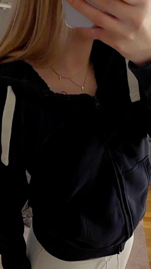 Marin blå hoodie med dragkedja och huva. Från russemerch - Säljer en marin blå hoodie med dragkedja och vita snören i huvan. Hoodien har fickor framtill och är gjord i mjukt sweatshirtmaterial. Har också en inne ficka som är liten. Säljer pga av att jag inte använder. Har använt 2 gånger typ.
