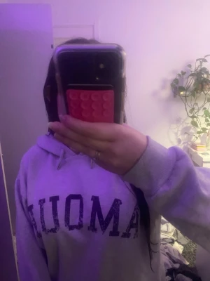 Grå amore hoodie - Säljer en grå hoodie från gina tricot, lite noppig där nere