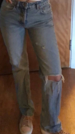 Jeans från zara - Straightleg jeans från Zara, nyskick förutom att lappen är borta!❤️