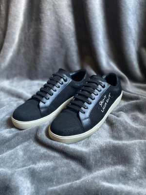 Saint Laurent  - Riktigt feta Saint Laurent skor!!!  Skick 10/10!!Storlek 42, passar 41-43! Skorna har bara legat i garderoben och samlar damm därför säljer jag dem!! Dustbag och kort följer med! Hör av er vid minsta fundering! 