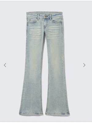 Cheap monday jeans - Säljer ett par ljusblå bootcut jeans. Storlek 29/32