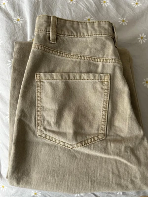 beige jeans  - Jättefina beiga jeans i storlek 34 som aldrig kommit till användning, wide leg passning, och orginalpris är 600kr på Kappahl. Pris kan diskuteras!! Om ni har några funderingar så är det bara att fråga såklart!