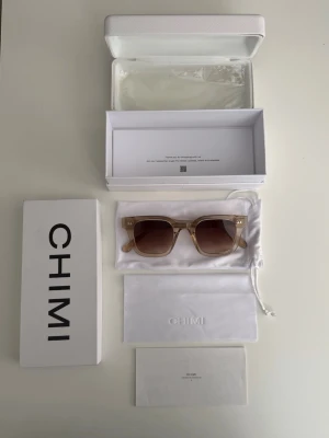 Chimi 04 Ecru solglasögon - Chimi 04 Ecru, endast öppnade aldrig använda. Allt original enligt bild medföljer. One size. Inköpta för 1400 kr från NK i butik. Säljes då det var present och köpt annan färg.