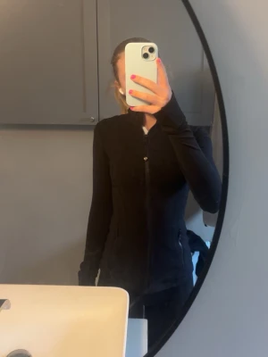 Lululemmon define jacket  - Säljer min lululemmon define jacket i storlek 2(motsvarar ca xs).väldigt gott skick då den inte har kommit till så mycket andvändning.Inga defekter och ser som ny ut! Dock så har jag råkat riva bort lappen men man ser på sista bilden vart den har suttit. 100% äkta och köpt i höstas på lululemmons butik på NK  i Stockholm. Skriv för fler frågor🤗❤️(pris kan diskuteras vid snabb affär) nypris 1350