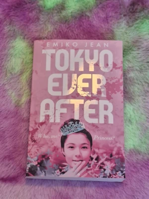 Tokyo Ever After - Emiko Jean - 🩷Säljer Tokyo Ever After - Emiko Jean  🩷Helt oläst, endast stått i bokhyllan.   📦 Skickas snabbt 💬 Hör av dig om du har frågor!