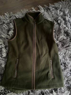 Barbour fleece väst  - Säljer mina helt nya Barbour väst i fleece material. Aldrig använd!! Säljer eftersom den aldrig kommit till användning. Storlek S. Nypris 1700kr