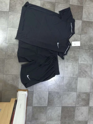 Nike Miller set - Säljer min Nike set som är perfekt för sommaren och träningar och är helt ny