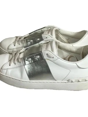 Vita och silver sneakers från Valentino - Passar 39-40,5    används aldrig längre 