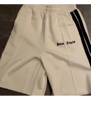 Vita Palm Angels shorts  - Säljer ett par vita shorts från Palm Angels . 