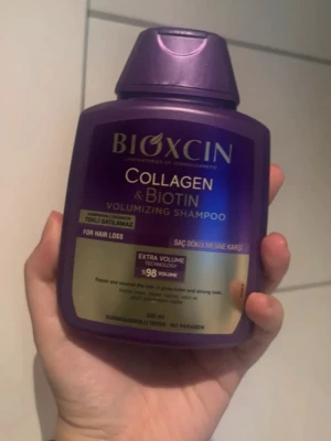 Bioxcin Collagen & Biotin Schampo - Volymgivande schampo från Bioxcin med kollagen och biotin. Flaskan är lila med guldiga detaljer och rymmer 300 ml. Speciellt framtagen för att motverka håravfall och ge extra volym till håret. Innehåller ingen paraben.