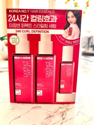 Set 3st Mise En Scène Perfect Serum Styling - Mise En Scène Perfect Serum Styling är ett hårserum i snygg rosa plastflaska med vit pump. Serumet är speciellt framtaget för att ge 24 timmars lockdefinition och glans till håret. Perfekt för dig som vill ha mjukt, stylat hår med extra vård.