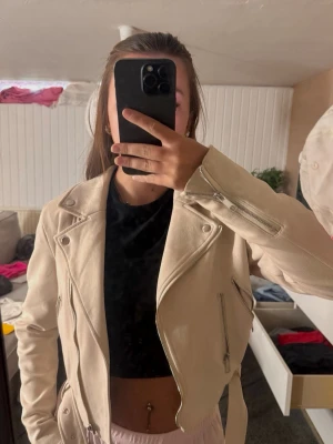Nelly mockajacka - Beige mockajacka från Nelly i storlek S, bra skick