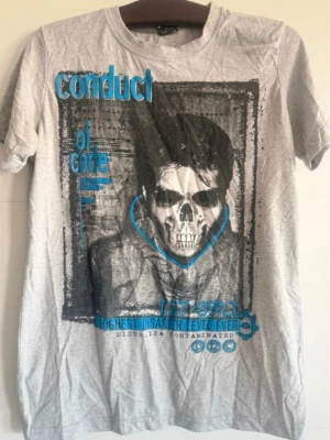 Herr-T-shirt Starlee – storlek M - Herr-T-shirt Starlee – storlek M  Säljer en herr-T-shirt från Starlee i mycket gott skick. T-shirten har ett tryck framtill och är bekväm att bära.  📏 Mått:  * Bröstvidd (omkrets): 96 cm * Längd: 68 cm  ✅ Storlek: M ✅ Skick: Mycket gott skick ✅ Märke: Starlee  Välkommen att höra av dig vid frågor. Kika gärna på mina andra annonser också! 😊