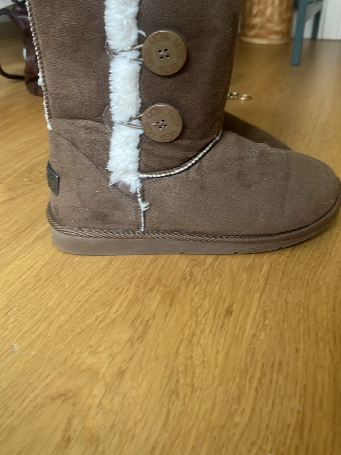 Bruna UGG-stövlar med knappar - 1