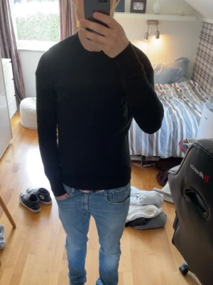 Tröja paket - Säljer ett paket med 4 tröjor i färgerna svart, blå, grå och vit. Säljs tillsammans som paket. Skicka gärna meddelande vid intresse eller frågor.
