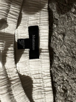 Vita linne shorts från Matinique - Snygga vita linne shorts från Matinique med elastisk midja och två bakfickor. Perfekta för varma dagar och passar perfekt nu till sommaren. Köptes för 300kr och säljes för 100kr. Kontakta mig om du har frågor. 