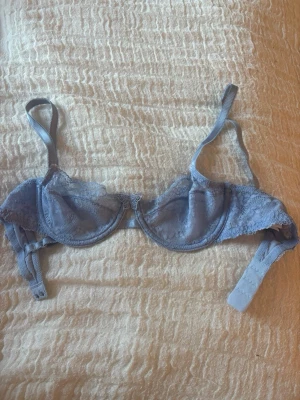 Bralette BH - Jättesöt blå bralette BH som inte kommer till användning. Gullig fjärilsdetalj i mitten 😍🦋 storlek 75 A men passar AA också! Använt max 2 gången