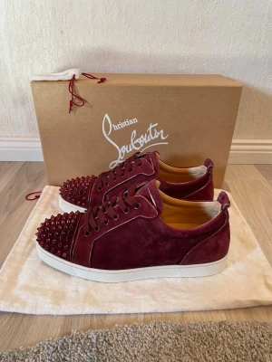 Christian Louboutin  - Skorna är andvända 1 gång och ser helt nya ut, mockan har aldrig blivit nuddad och skorna är tillomed impregnerade