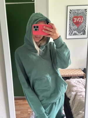 LXA hoodie med mjukisbyxor - Mysig grön hoodie med stor huva och magficka från LXA. Kan både köpas i set med byxor eller för sig! 250 för hoodien och 200 för byxorna💚