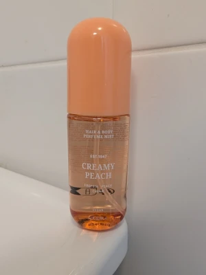 Creamy Peach Hair & Body Mist - Fräsch och fruktig parfymmist från h&m för hår och kropp med persikodoft. 100 ml. Endast testad. 