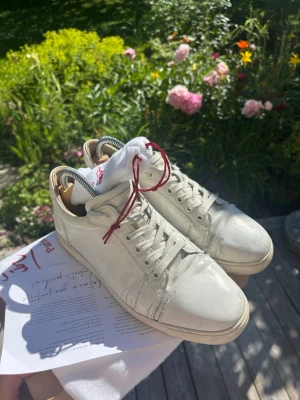  Christian Louboutin sneakers  - Tjena säljer mina Christian Louboutin med klassisk låg profil och signaturröda sulor. Köpa i butik på savannahs i Stockholm för 3 år sen, borde kunna leta fram kvittot. Extra skosnören ingår samt två sko påsar och boxen. Bara att höra av sig om man vill ha fler bilder eller undrar över något. 