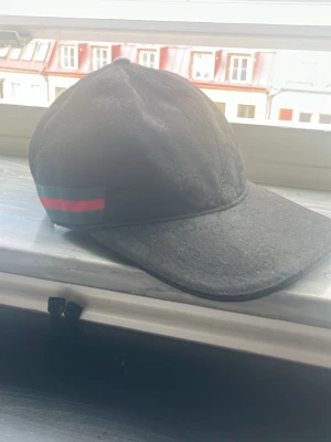 Keps - Snygg keps kan stoppa solen på soligaste dagen och kan få tjejerna stoppa in deras nummer in i din telefon! 📞kommer med box och allt 