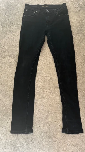 Nudie Jeans - Ett par schysta, feta grå/svarta Nudie Jeans! Mycket bra skick! W:26 L:34 Skriv direkt för frågor och prisförslag!💯🔥