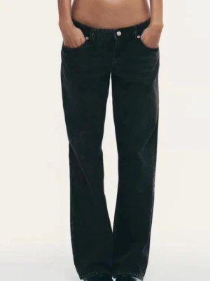 Svarta raka jeans från Zara - Jättefina svarta / mörkgrå jeans från Zara i storlek 38 💕 bara använda en gång då de är för stora så de är nästan helt nya !