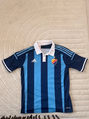 Djurgården 14/15 kit - Säljer en DIF matchtröja, storlek 176 MEN sitter som S. Jag är 175 cm o väger 75 kg. På andra bilden ser ni hur den sitter på mig.