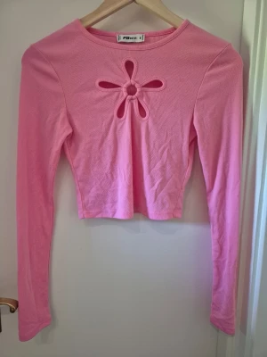 Rosa croppad topp med cut-out detalj - Rosa croppad topp från FB sister storlek s, lite nopprig