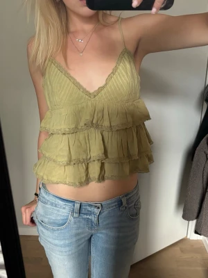 Grönt linne!  - Grönt volang linne från Zara! Prislappen kvar💗