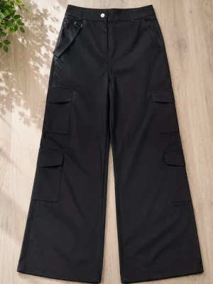 Svarta vida cargobyxor med fickor - Säljer ett par svarta cargobyxor med bred passform och flera stora fickor på benen. Byxorna har hög midja, bälteshällor och en cool metallring i midjan. Perfekta för en streetwear-look och riktigt sköna att bära. Materialet känns slitstarkt och byxorna har en modern vibe.