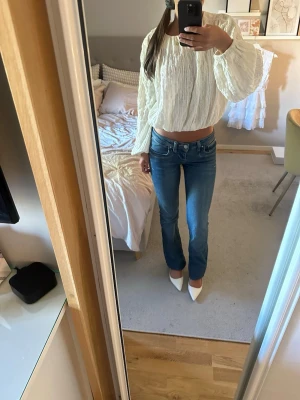 LTB lågmidjade jeans - Snygga blå bootcut jeans från LTB med låg midja. Jeansen har en lätt utsvängd passform nertill och är tillverkade i stretchigt denimtyg för en bekväm känsla. Perfekta till sneakers eller klackar.🩷