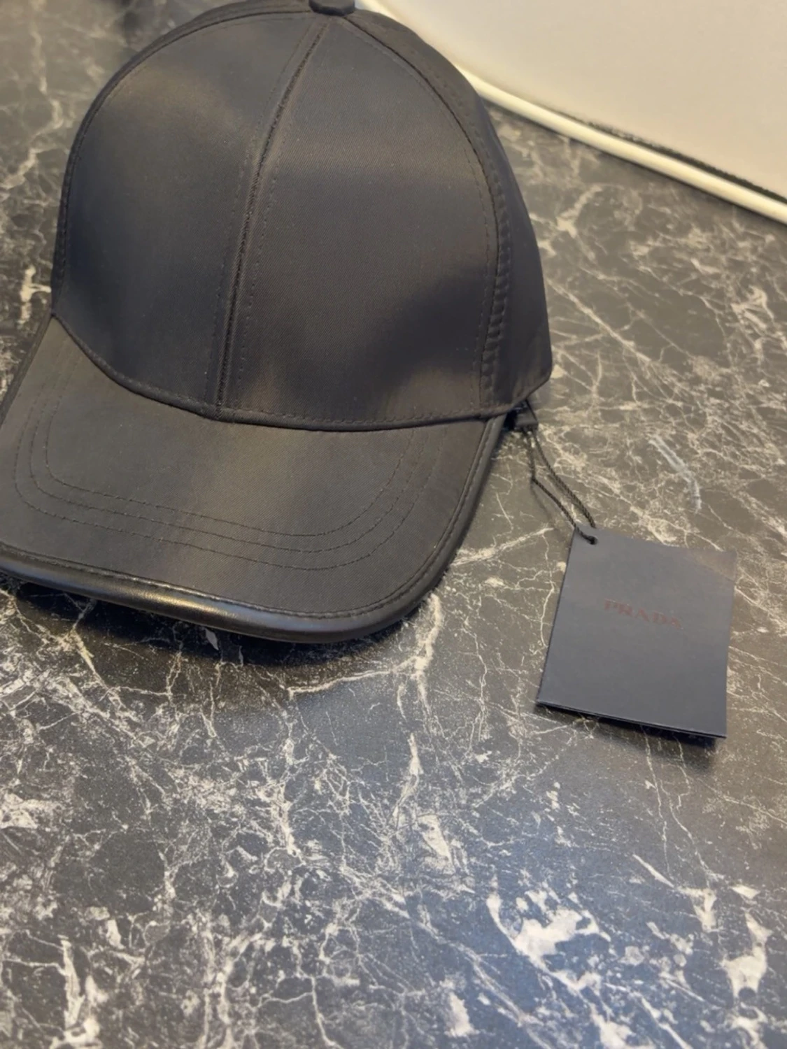 Svart keps från Prada i nylon - 1
