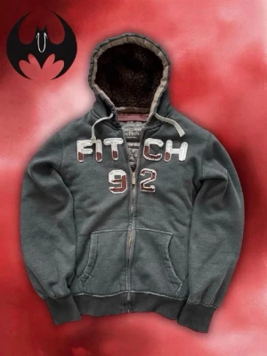 Vintage Pälsfodrad Abercrombie & fitch Zip-Hoodie Kofta - Säljer denna sjuka sällsynta Abercrombie & Fitch pälsfodrad Jacka | Mycket bra skick, bara finns nopprig i pälsfodring men går att ta bort | Size L/M | Längd: 65cm Bredd: 60cm Armlängd: 65cm | Skyltdocka: M - 48 cm axlar, 75 cm midja | Lägg endast bud med avsikt att köpa nu, inga fördröjning! Pris är inte hugget i sten!