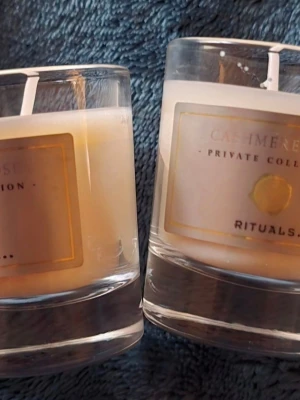 Rituals doftljus ( 2 st) - 2 st doftljus från Rituals Private Collection  cashmere rosei genomskinliga glasbehållare. Ljusen är vita och har en stilren etikett i guld och vitt. Perfekta för att skapa en mysig atmosfär hemma.
