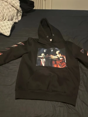Svart Off-White hoodie med tryck - Svart hoodie från Off-White med, säljer så långt för att har försökt sälja men svårt o haft länge 500kr 