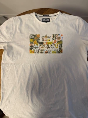 Weekend Offender Badges Vit XL - Säljer en Weekend Offender Badges Vit T-shirt i storlek XL. I mycket bra skick. Köpt på WOs hemsida.